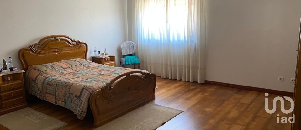 House T4 in Caranguejeira of 309 m²