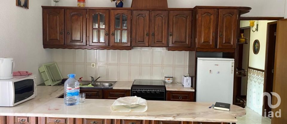 House T4 in Caranguejeira of 309 m²