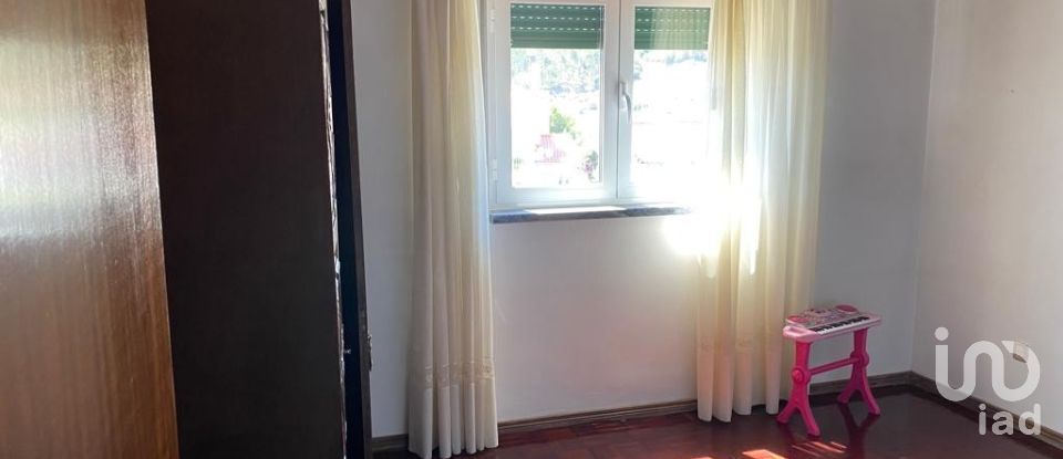 House T4 in Caranguejeira of 309 m²