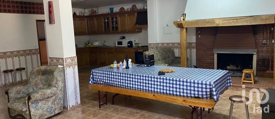 House T4 in Caranguejeira of 309 m²