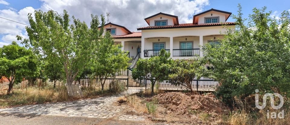 Bâtiment à Espariz e Sinde de 799 m²