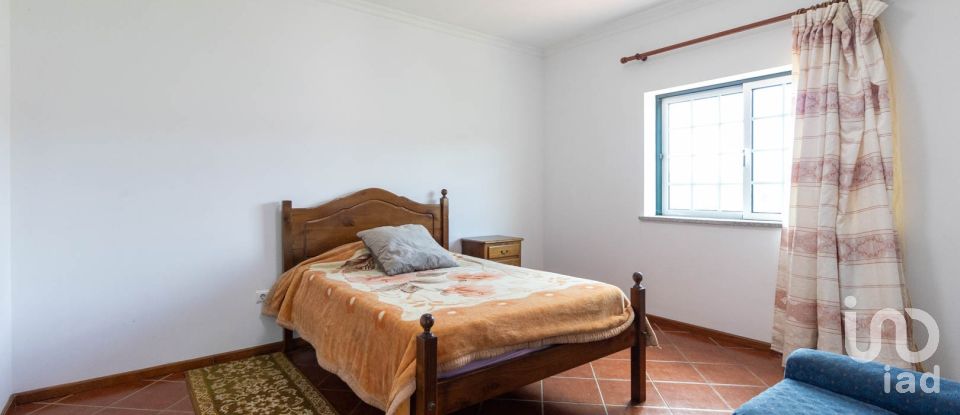 Bâtiment à Espariz e Sinde de 799 m²