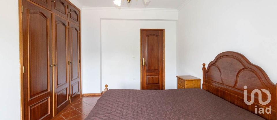 Bâtiment à Espariz e Sinde de 799 m²