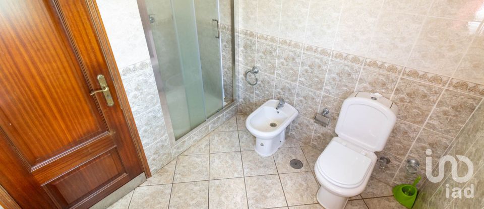 Bâtiment à Espariz e Sinde de 799 m²