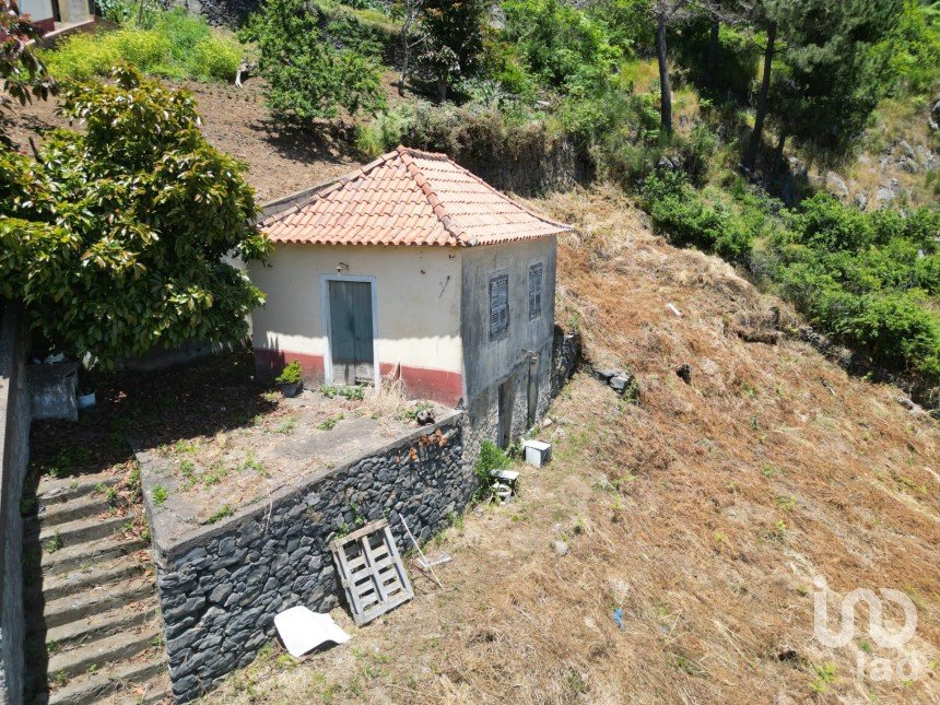 Terrain à Jardim da Serra de 853 m²