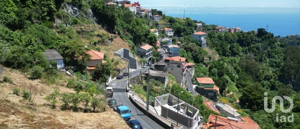 Terrain à Jardim da Serra de 853 m²