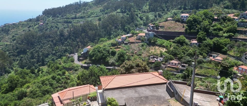 Terrain à Jardim da Serra de 853 m²