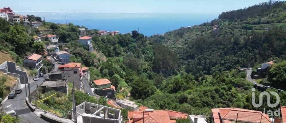 Terrain à Jardim da Serra de 853 m²