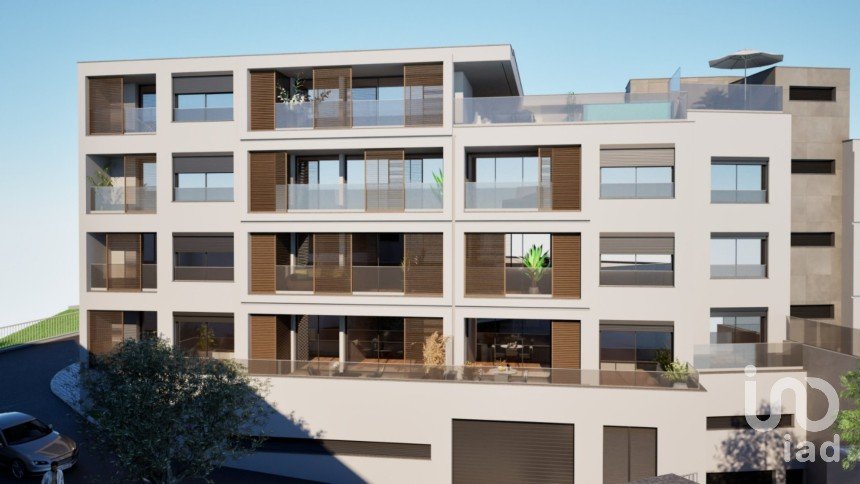 Apartamento T2 em Estreito de Câmara de Lobos de 104 m²