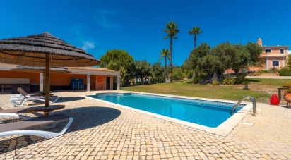 House T4 in Santa Bárbara de Nexe of 484 m²