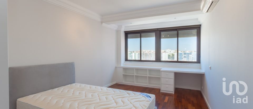 Apartment T4 in Oeiras e São Julião da Barra, Paço de Arcos e Caxias of 190 m²
