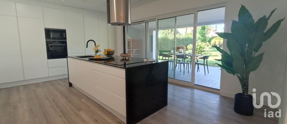 Moradia T4 em Charneca De Caparica E Sobreda de 170 m²