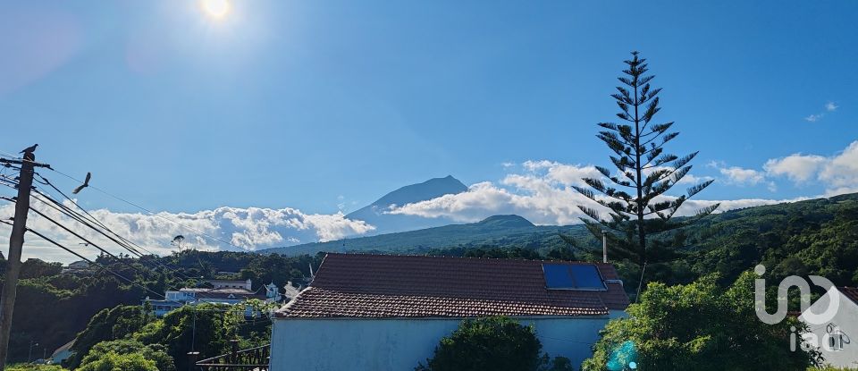 House T5 in Lajes do Pico of 279 m²