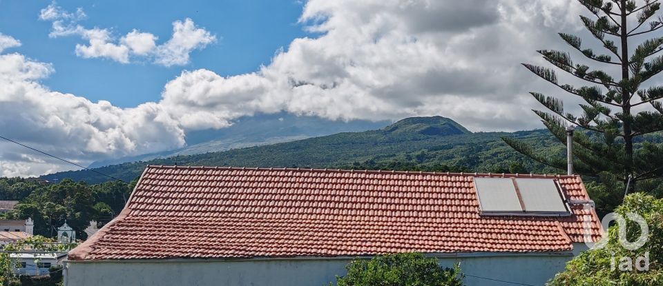 House T5 in Lajes do Pico of 279 m²