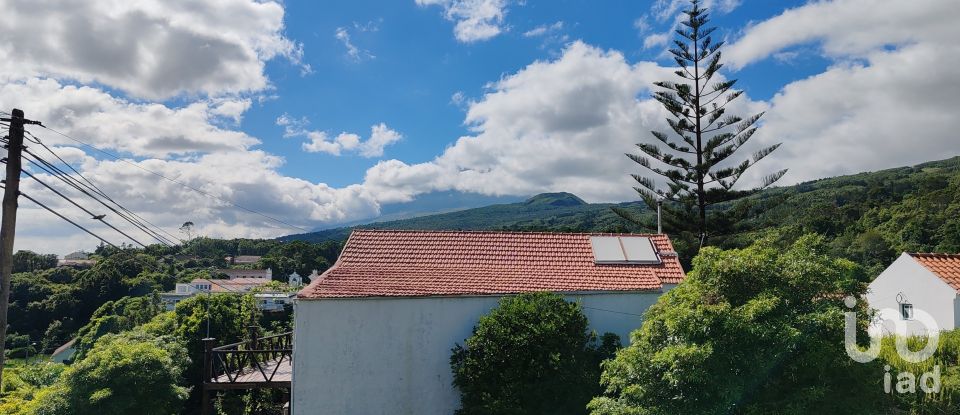 House T5 in Lajes do Pico of 279 m²