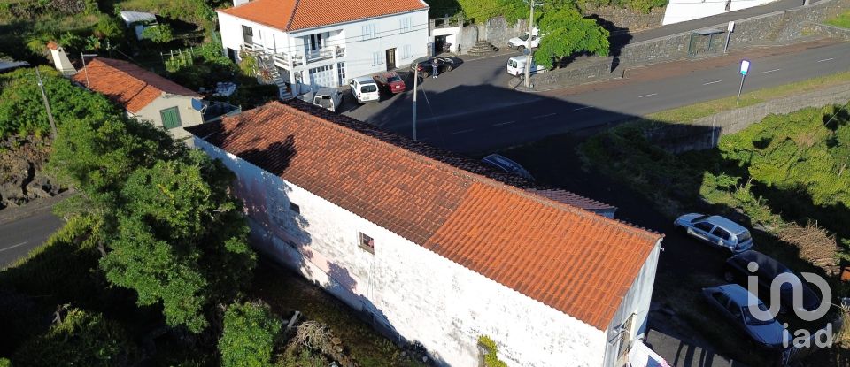 House T5 in Lajes do Pico of 279 m²