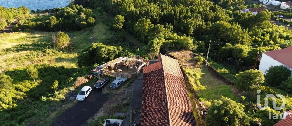 House T5 in Lajes do Pico of 279 m²