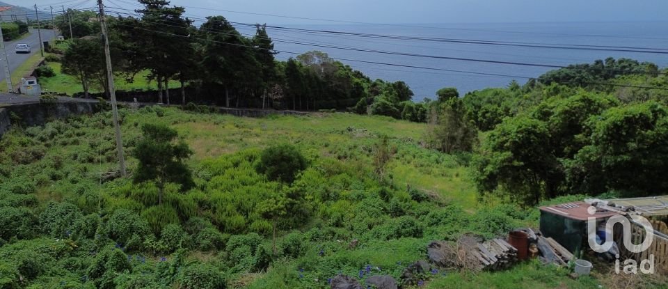 House T5 in Lajes do Pico of 279 m²