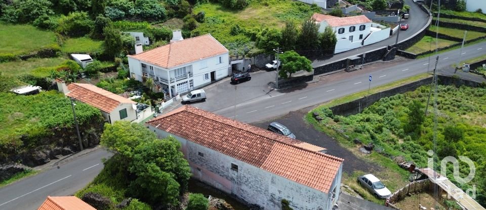 House T5 in Lajes do Pico of 279 m²