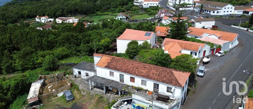 House T5 in Lajes do Pico of 279 m²