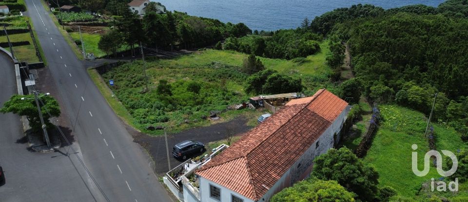 House T5 in Lajes do Pico of 279 m²
