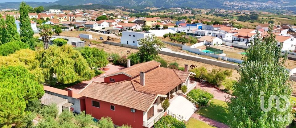 House T4 in Lamas e Cercal of 550 m²