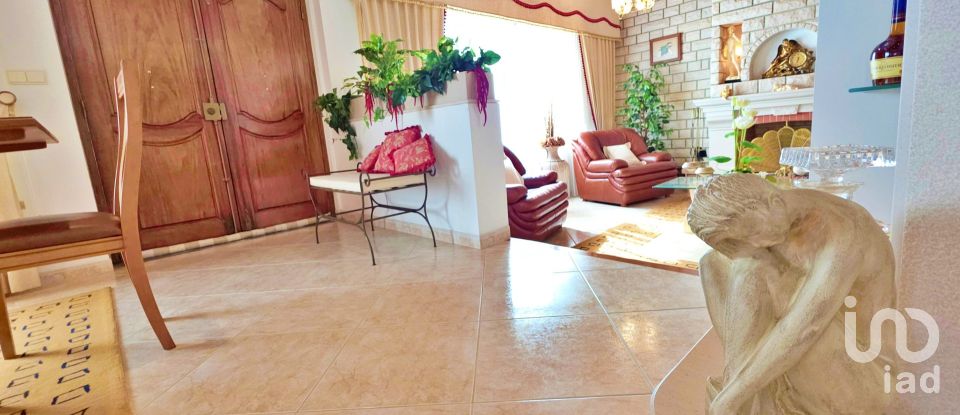 House T4 in Lamas e Cercal of 550 m²