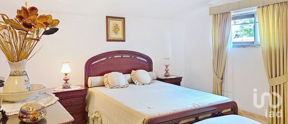 House T4 in Lamas e Cercal of 550 m²