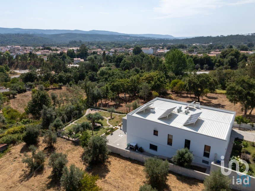 Maison T4 à Sarzedo de 370 m²