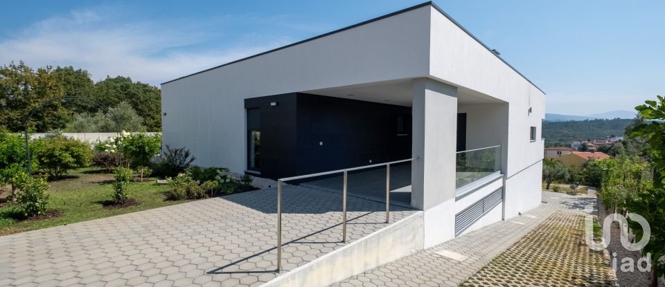 Maison T4 à Sarzedo de 370 m²