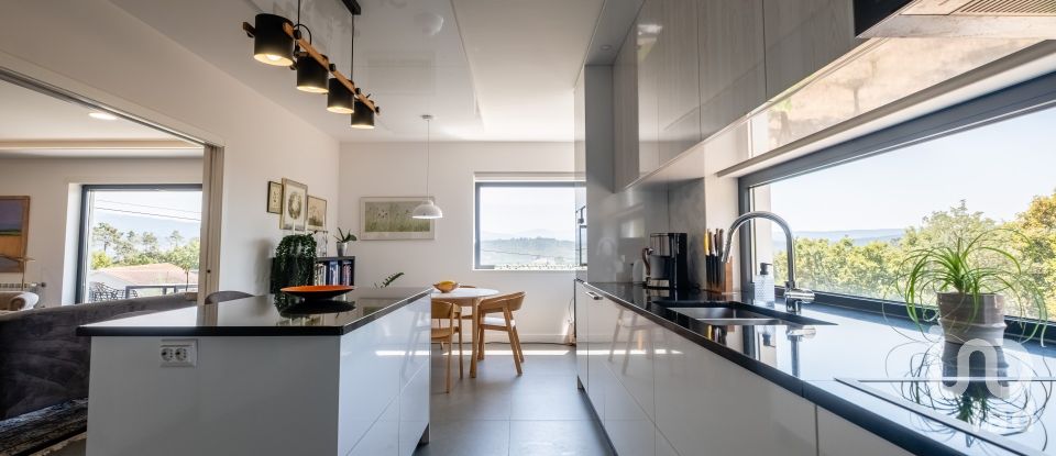 Maison T4 à Sarzedo de 370 m²