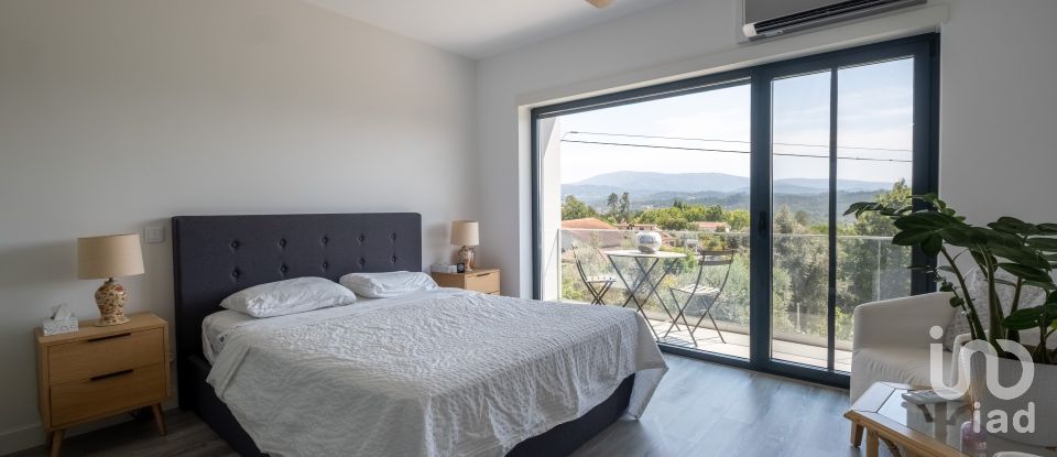 Maison T4 à Sarzedo de 370 m²