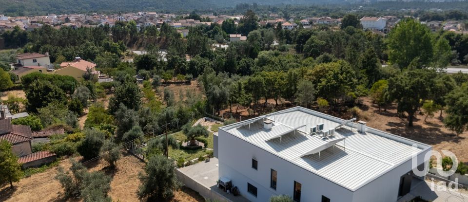 Maison T4 à Sarzedo de 370 m²