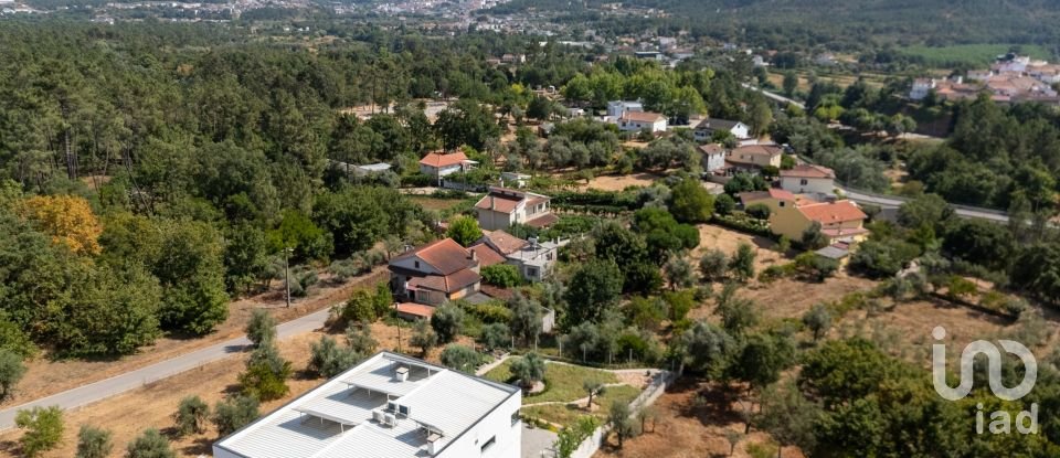 Maison T4 à Sarzedo de 370 m²