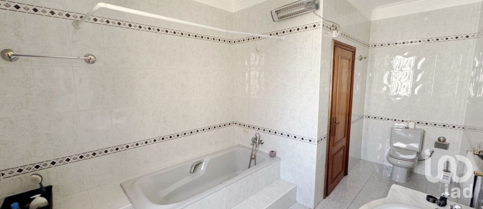 Apartment T4 in Vila e Roussas of 262 m²