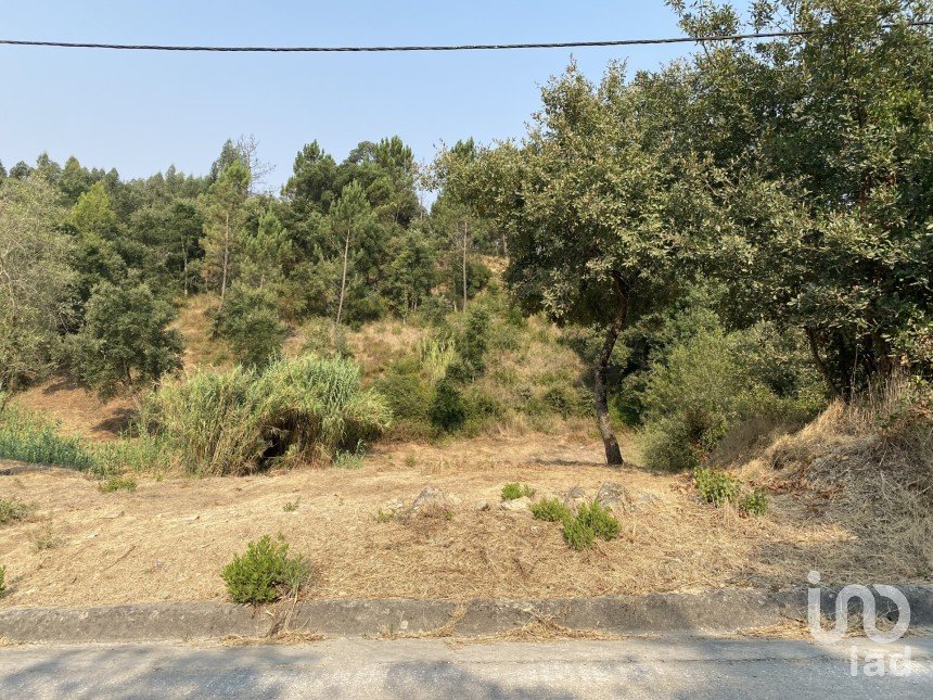 Terrain à Marrazes e Barosa de 2 200 m²