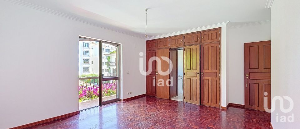 Duplex T4 in Carcavelos e Parede of 235 m²