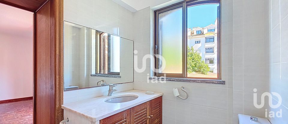 Duplex T4 in Carcavelos e Parede of 235 m²