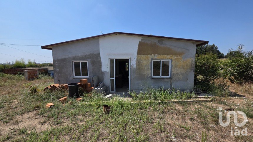 Terrain à Avanca de 585 m²