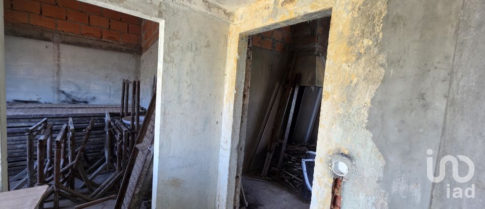 Terrain à Avanca de 585 m²