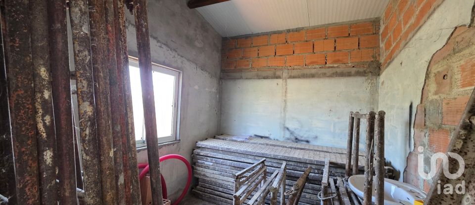 Terrain à Avanca de 585 m²