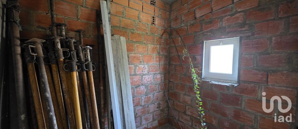 Terrain à Avanca de 585 m²