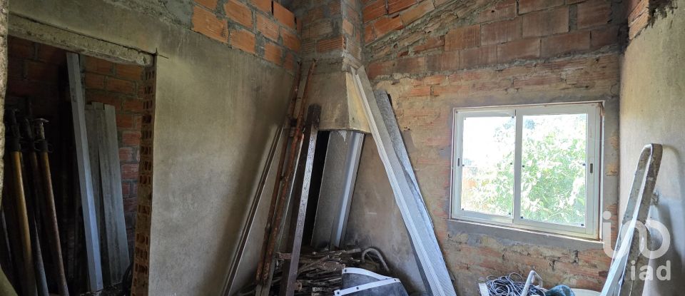 Terrain à Avanca de 585 m²