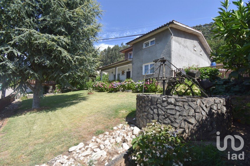 House T4 in Vila Nova of 232 m²