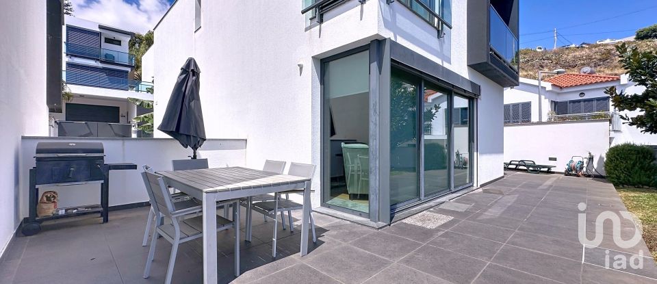 House T3 in Caniço of 238 m²