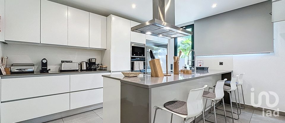 House T3 in Caniço of 238 m²