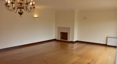 Apartment T5 in Santo António dos Olivais of 306 m²