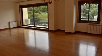 Apartment T5 in Santo António dos Olivais of 306 m²