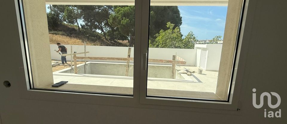 Moradia T4 em Charneca De Caparica E Sobreda de 164 m²