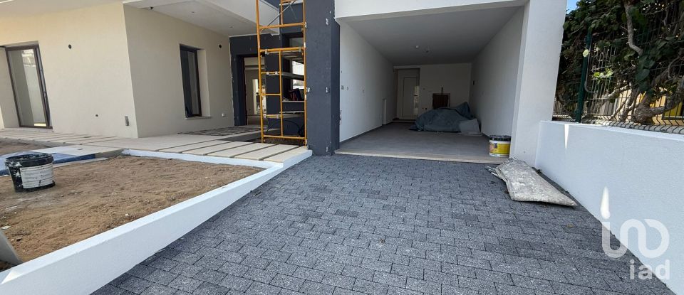 Moradia T4 em Charneca De Caparica E Sobreda de 164 m²